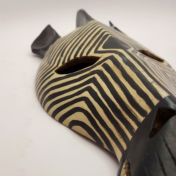 Handpainted Zebra mask wall hanging - Picture 6 of 10